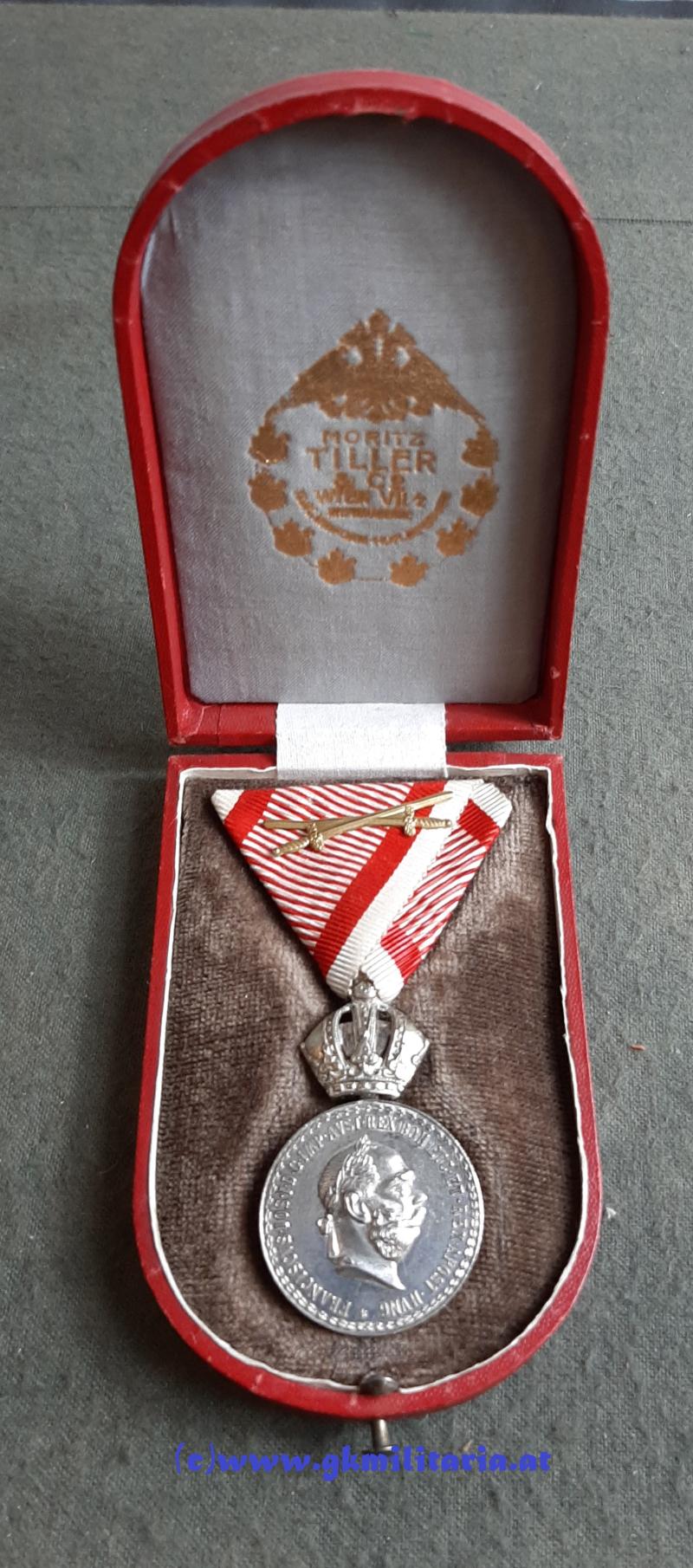 k.u.k. Silberne Militärverdienstmedaille Kaiser Franz Josef I. m. Schwertern - im varianten Etui Tiller Wien -