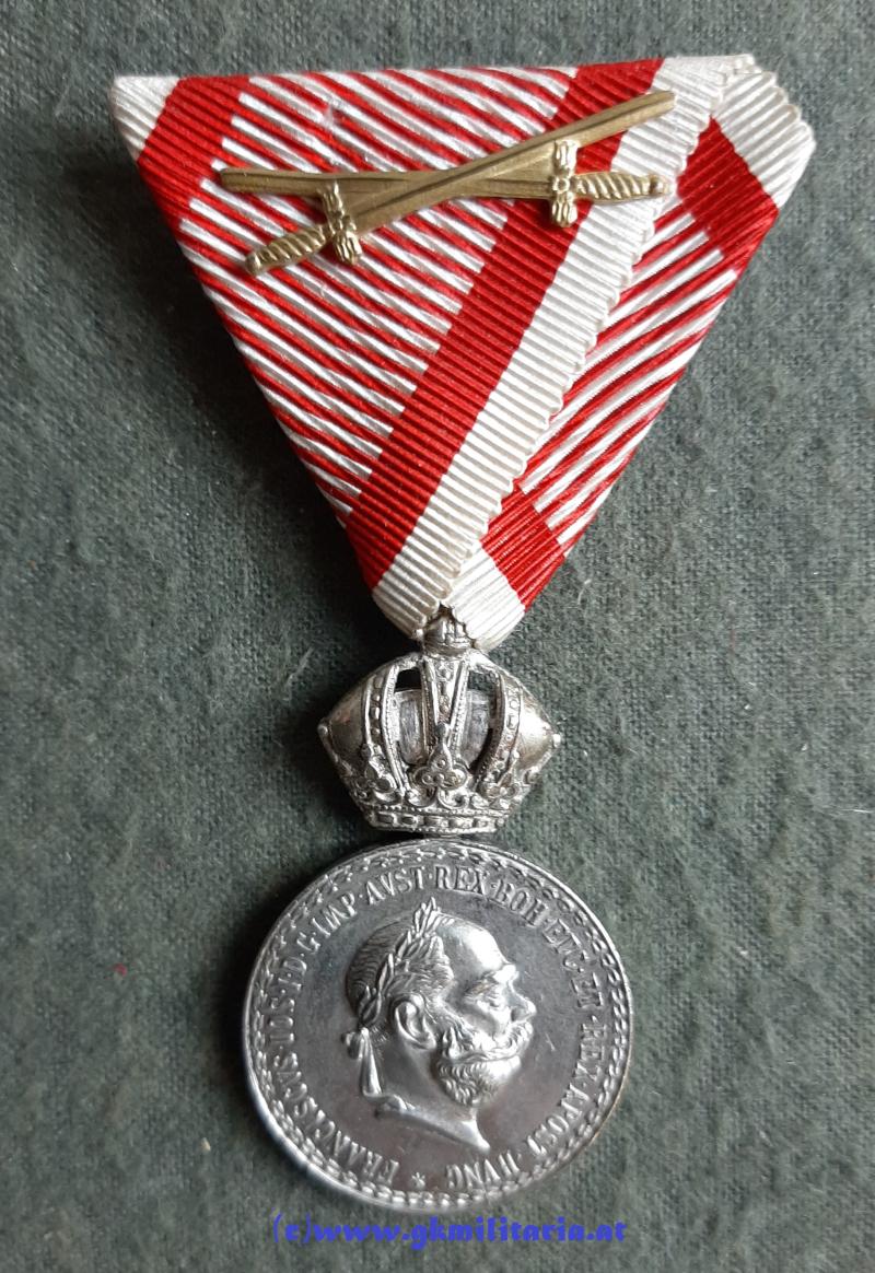 k.u.k. Silberne Militärverdienstmedaille Kaiser Franz Josef I. m. Schwertern - im varianten Etui Tiller Wien -