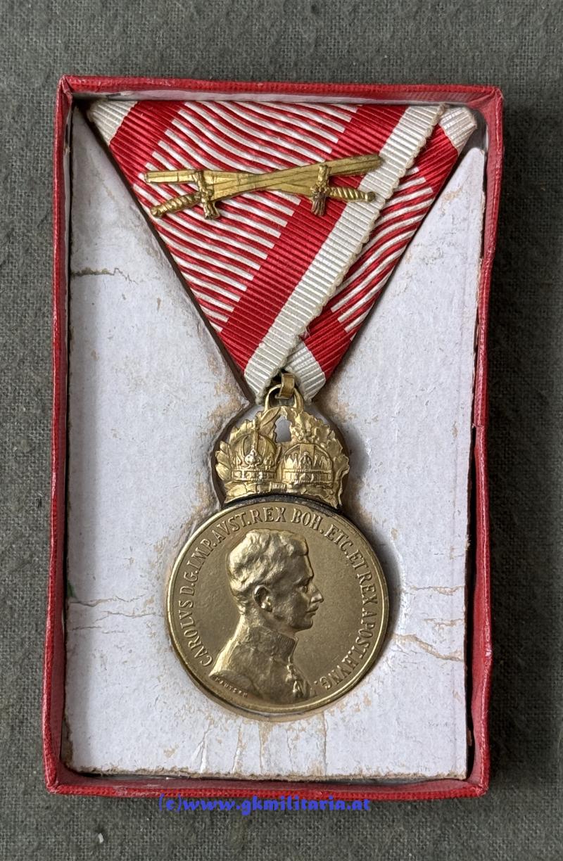 k.u.k. bronzene Militärverdienstmedaille Kaiser Karl mit Schwertern im Kartonetui!