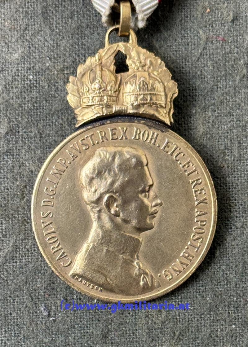k.u.k. bronzene Militärverdienstmedaille Kaiser Karl mit Schwertern im Kartonetui!