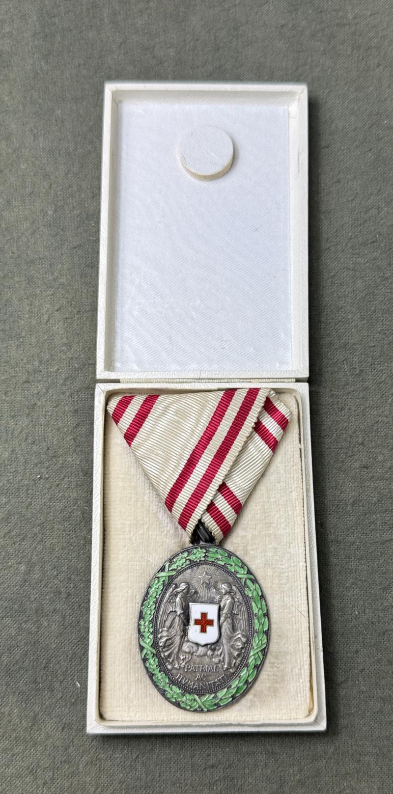 k.u.k. Silberne Ehrenmedaille des Roten Kreuzes mit KD im Etui! - TOP!