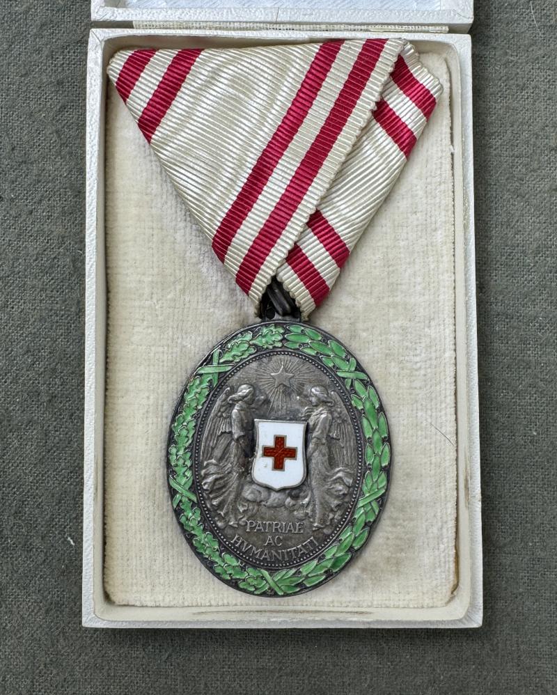 k.u.k. Silberne Ehrenmedaille des Roten Kreuzes mit KD im Etui! - TOP!