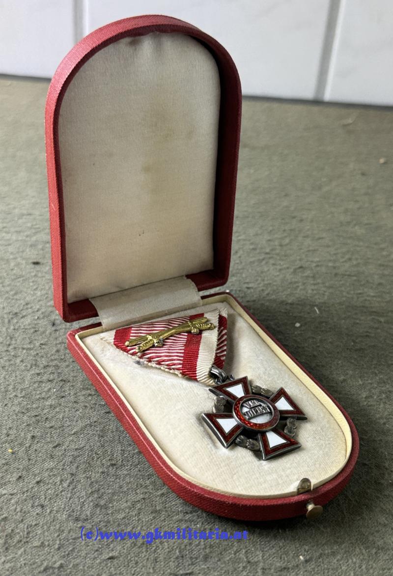 k.u.k. Militärverdienstkreuz 3. Klasse mit KD u. Schwertern - im varianten ETUI!