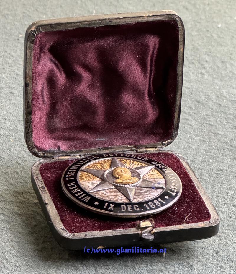 Abzeichen - WIENER FREIWILLIGEN RETTUNGS GESELLSCHAFT - IX.DEC. 1881 im original ETUI!!