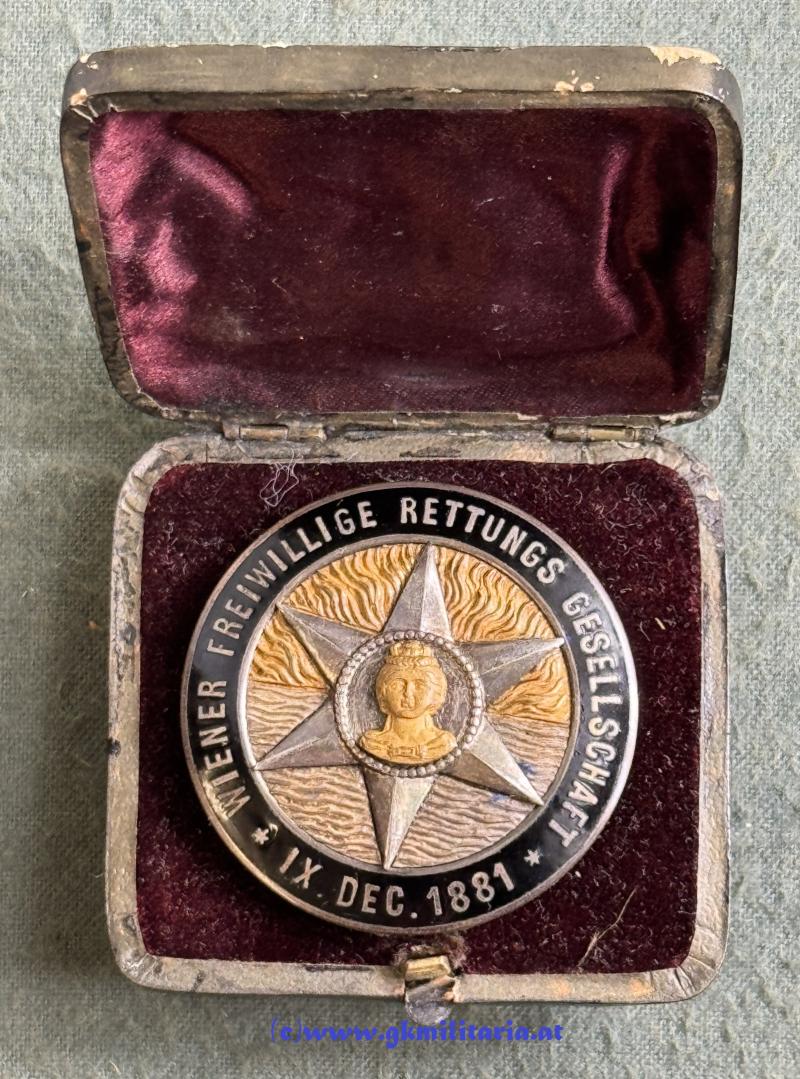 Abzeichen - WIENER FREIWILLIGEN RETTUNGS GESELLSCHAFT - IX.DEC. 1881 im original ETUI!!