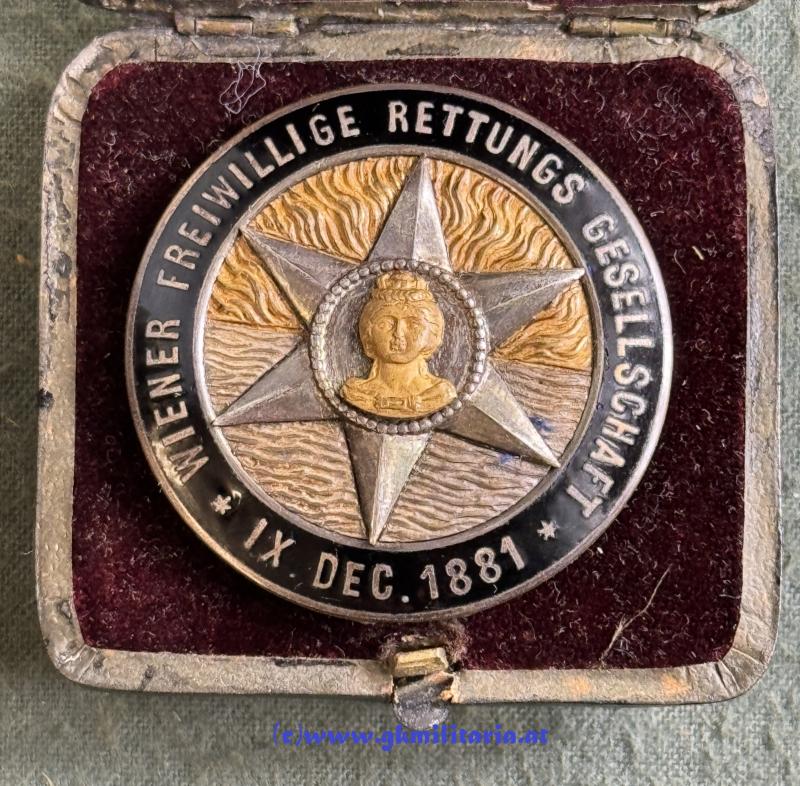 Abzeichen - WIENER FREIWILLIGEN RETTUNGS GESELLSCHAFT - IX.DEC. 1881 im original ETUI!!