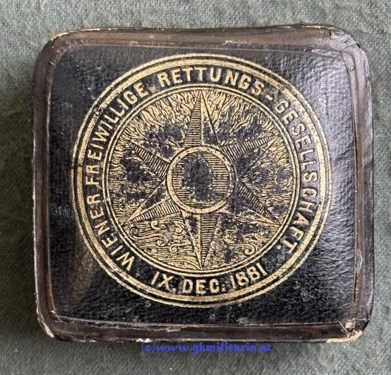 Abzeichen - WIENER FREIWILLIGEN RETTUNGS GESELLSCHAFT - IX.DEC. 1881 im original ETUI!!