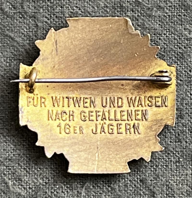 k.u.k. Kappenabzeichen Feldjäger Bataillon Nr. 16 - Schlesische Jäger 16 - emailliert - Selten!