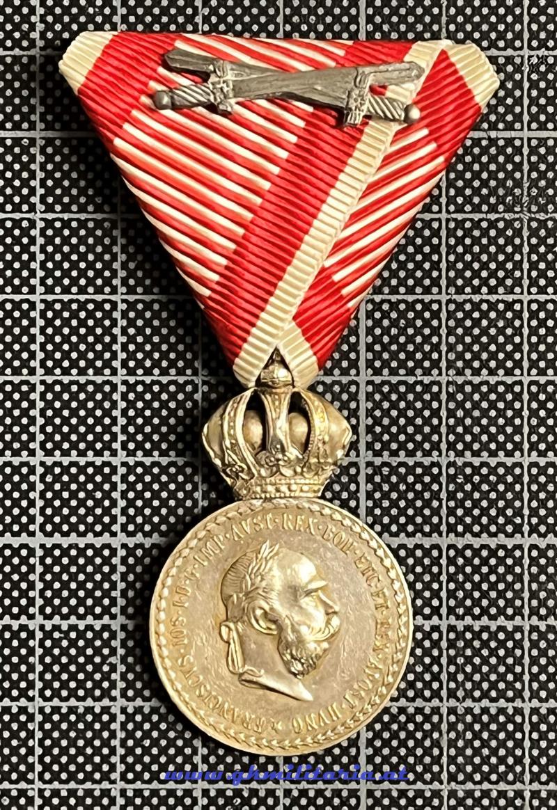 k.u.k. Silberne Militärverdienstmedaille Kaiser Franz Josef I. mit Schwertern! - größere Variante 32mm!!