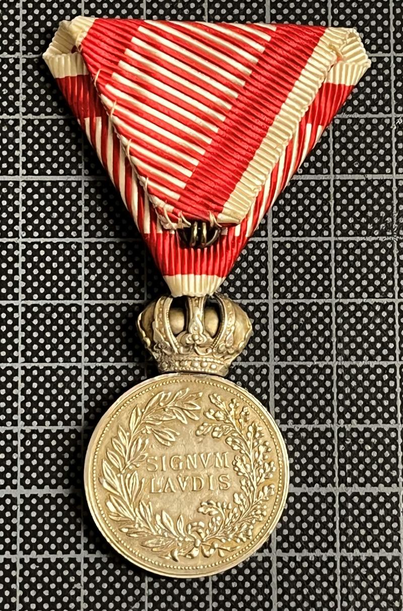 k.u.k. Silberne Militärverdienstmedaille Kaiser Franz Josef I. mit Schwertern! - größere Variante 32mm!!